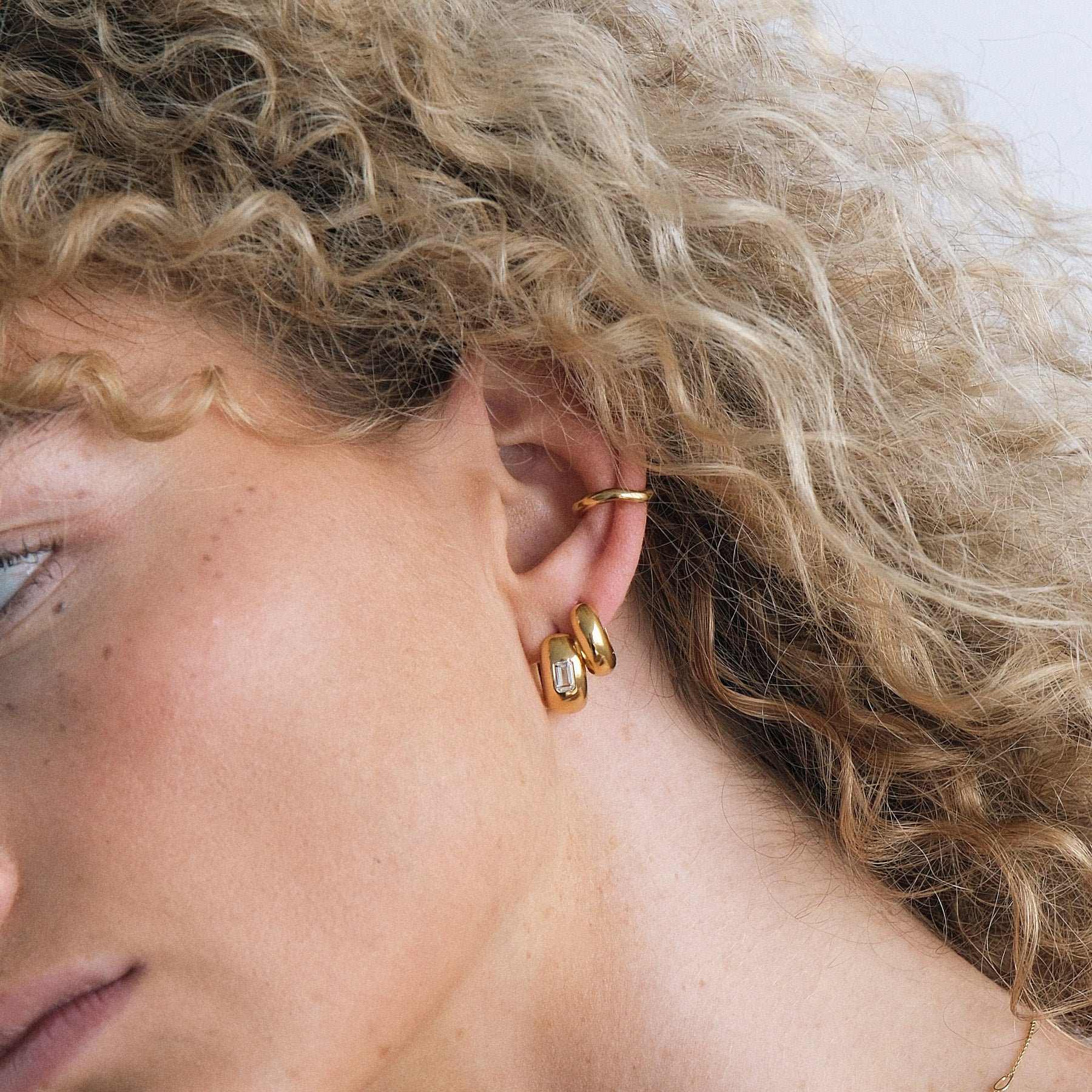 Rocco Huggie Earrings - Lab Grown Sapphire