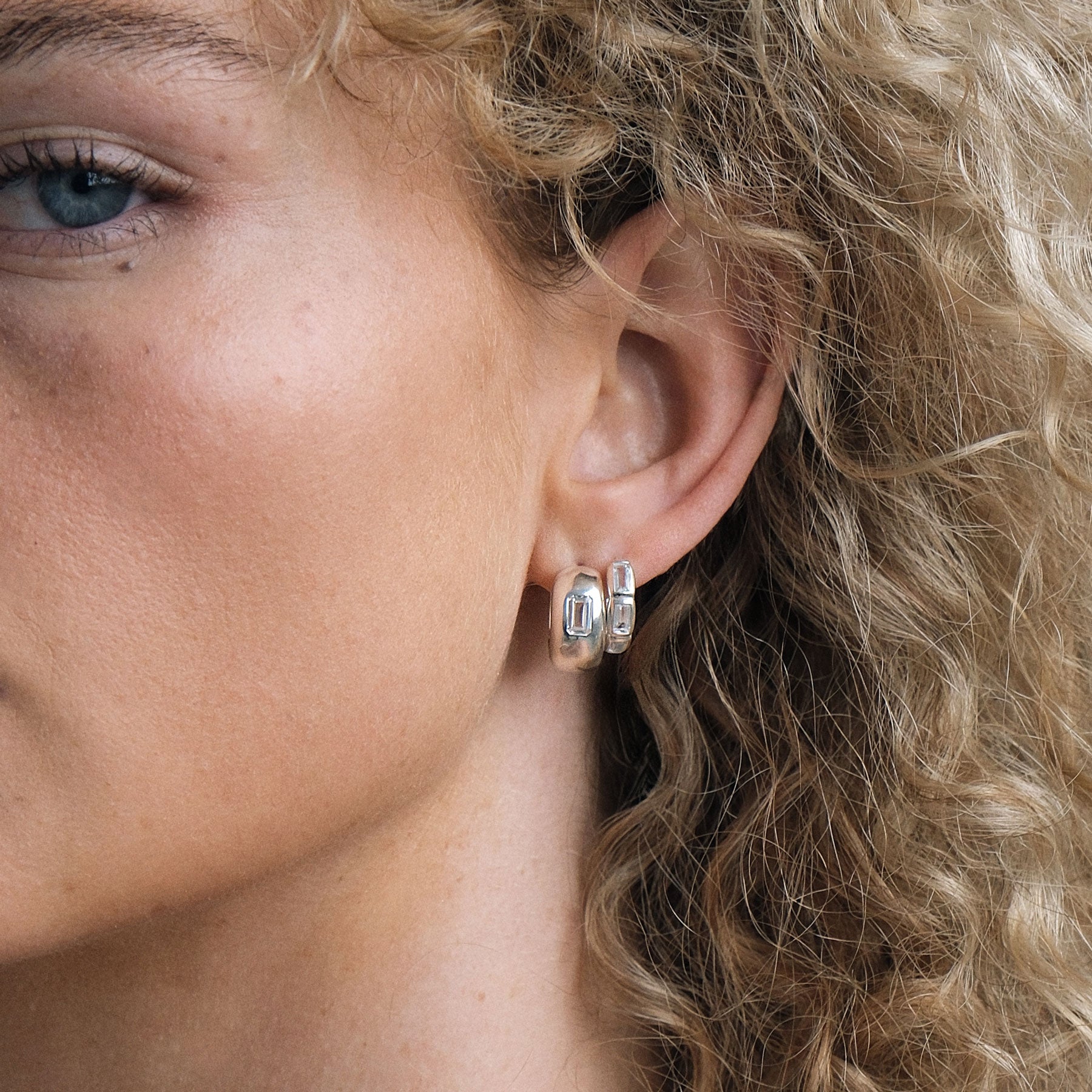 Rocco Huggie Earrings - Lab Grown Sapphire