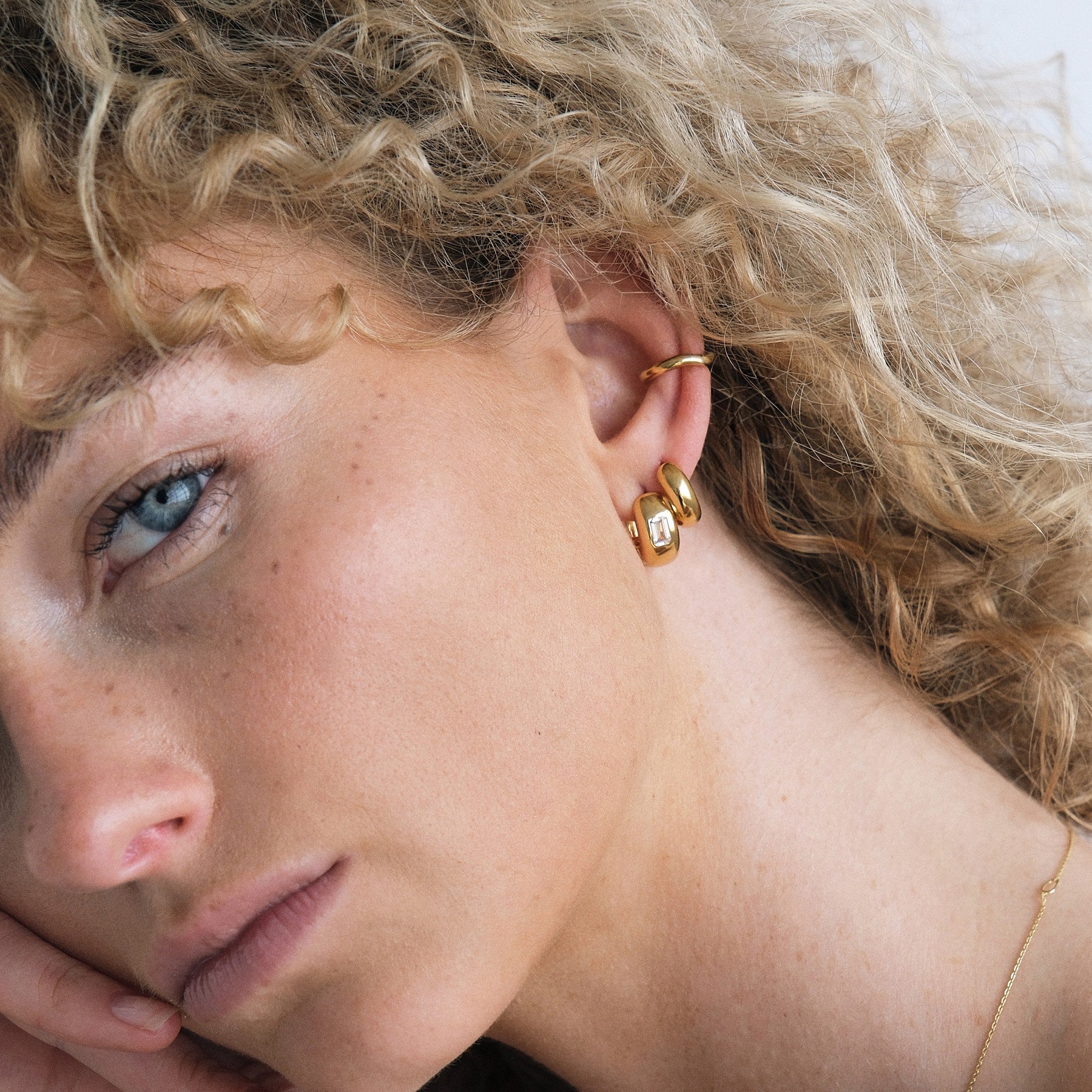 Rocco Huggie Earrings - Lab Grown Sapphire